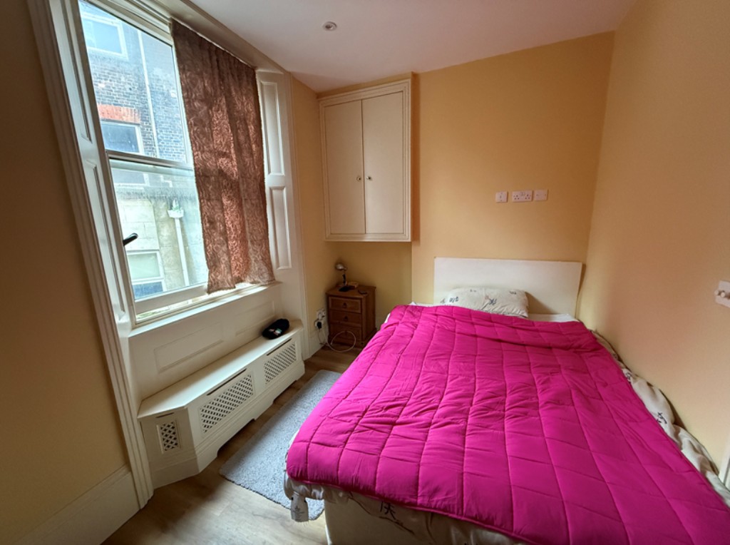 Lot: 72 - FREEHOLD COMMERCIAL & RESIDENTIAL BLOCK - 